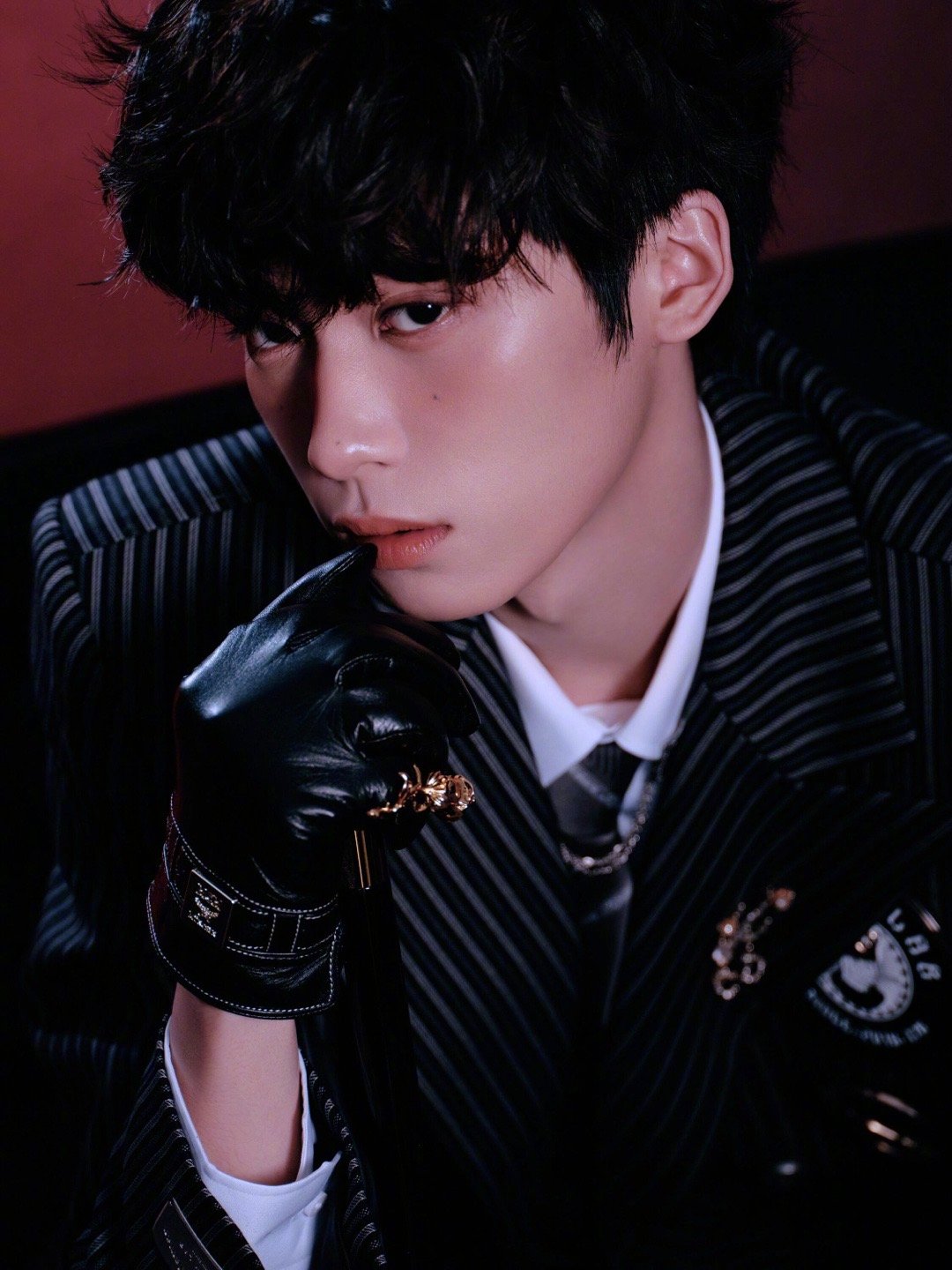 梓渝音乐节造型，身着廓形利落的条纹西装，内搭则巧妙做减法，以纯色单品平衡西装的正