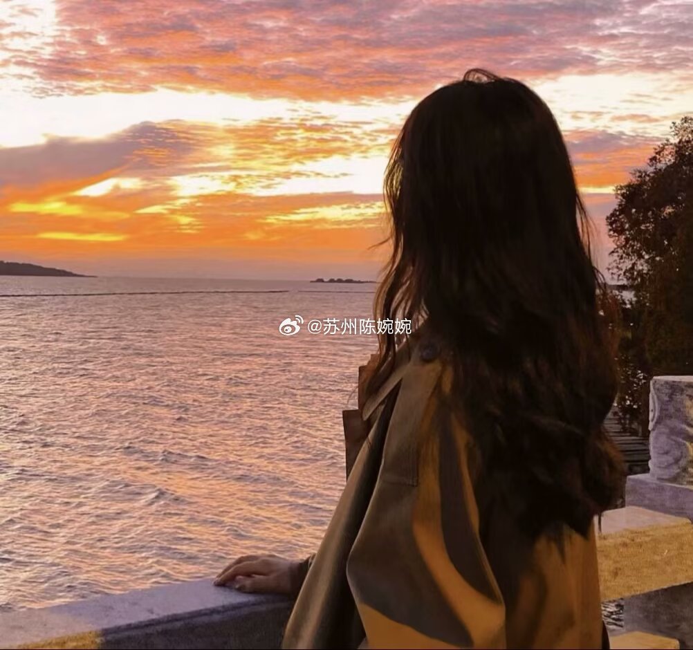 先梳理一周收尾的感慨、周末放松的意义，再衔接周一奋斗的决心，最后着重抒发一路红火