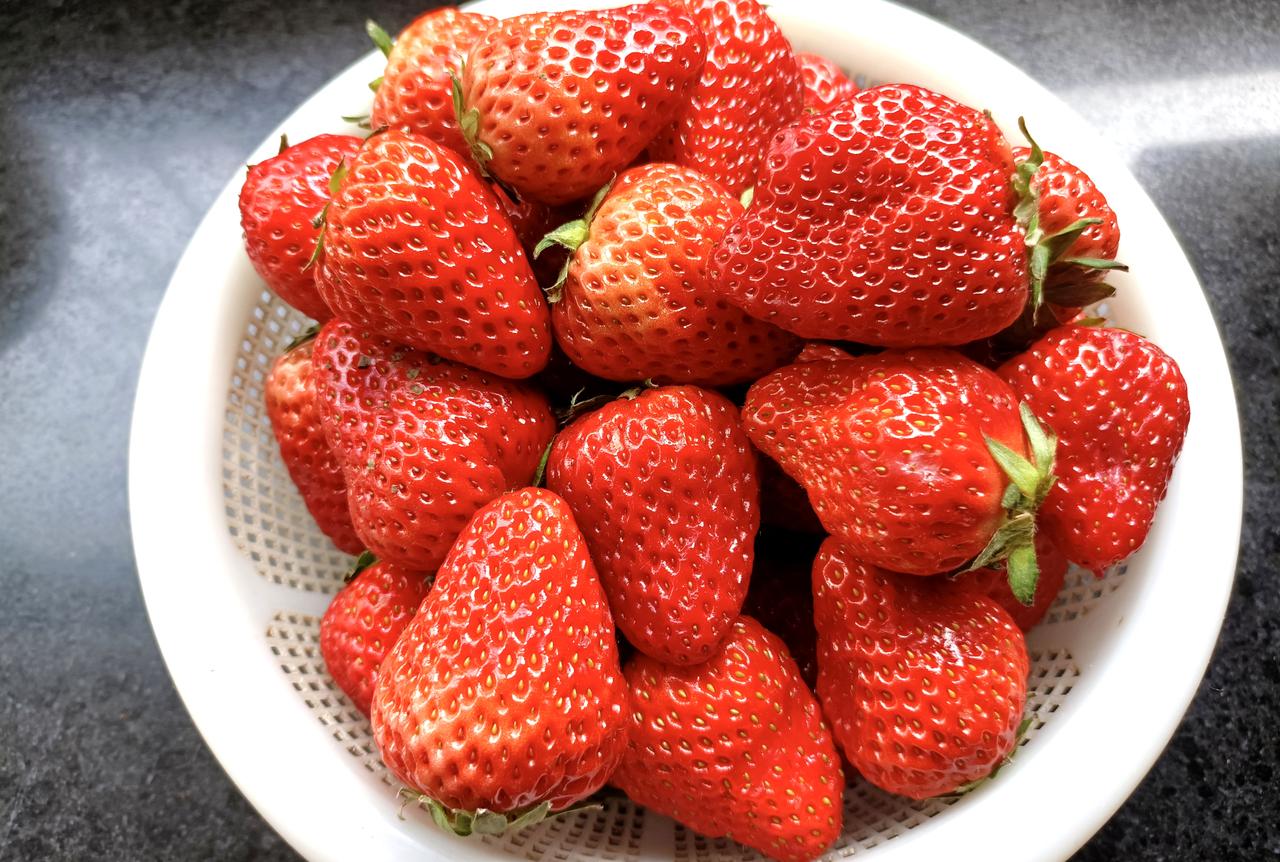 看看这么可人、口感亦佳的草莓，友友估一下，在淮南多少钱一斤？