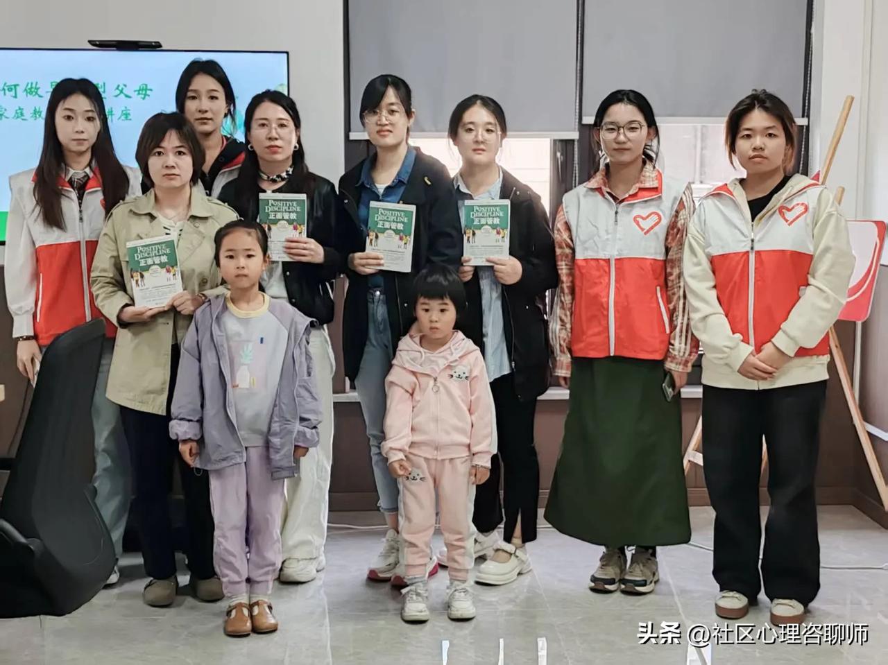 第一次家庭教育讲座，在交大城市学院大学生志愿者的支持下，人虽少但精，每个家庭都利