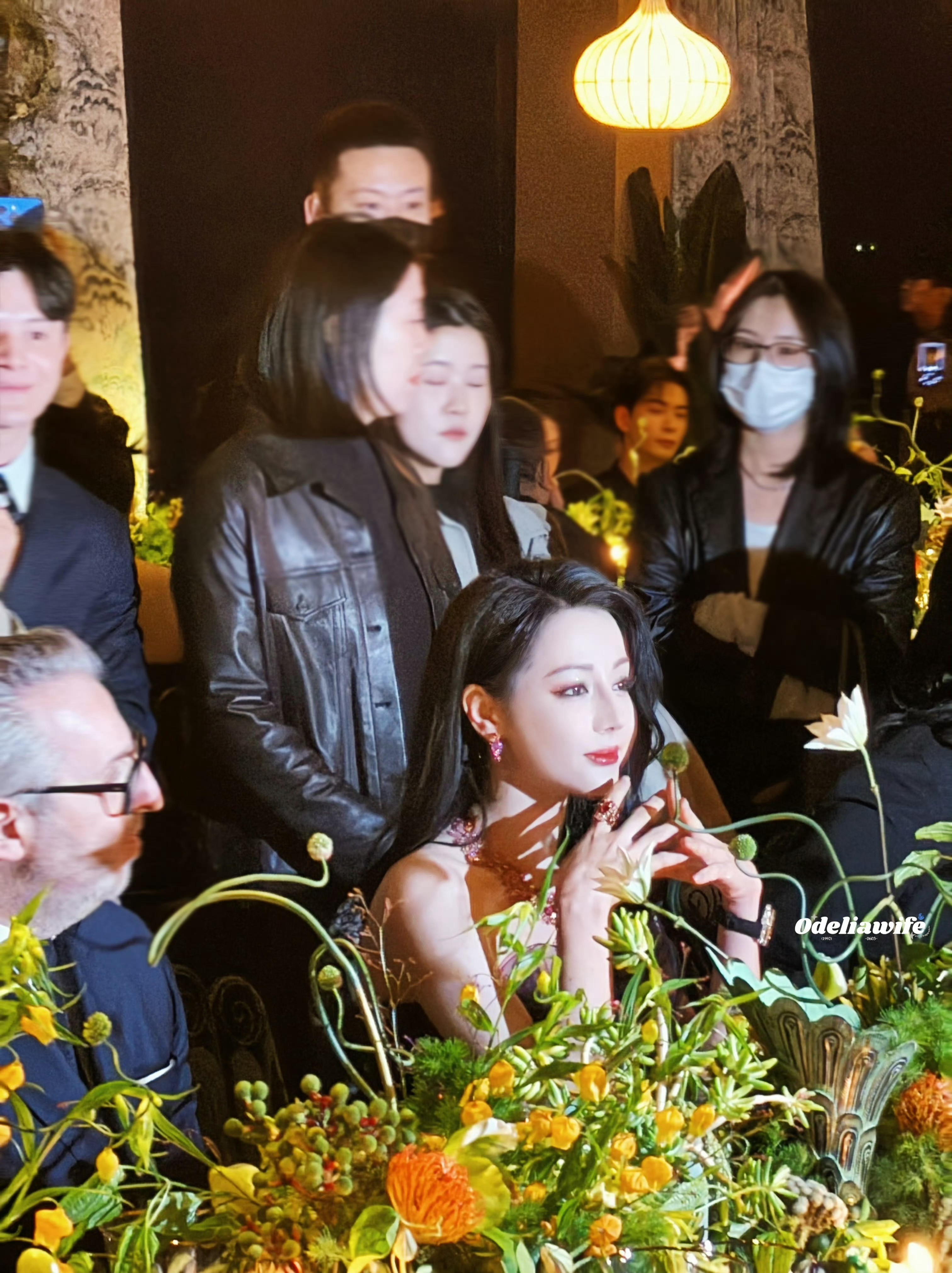 人群中的雕塑 被抛光过的美貌 