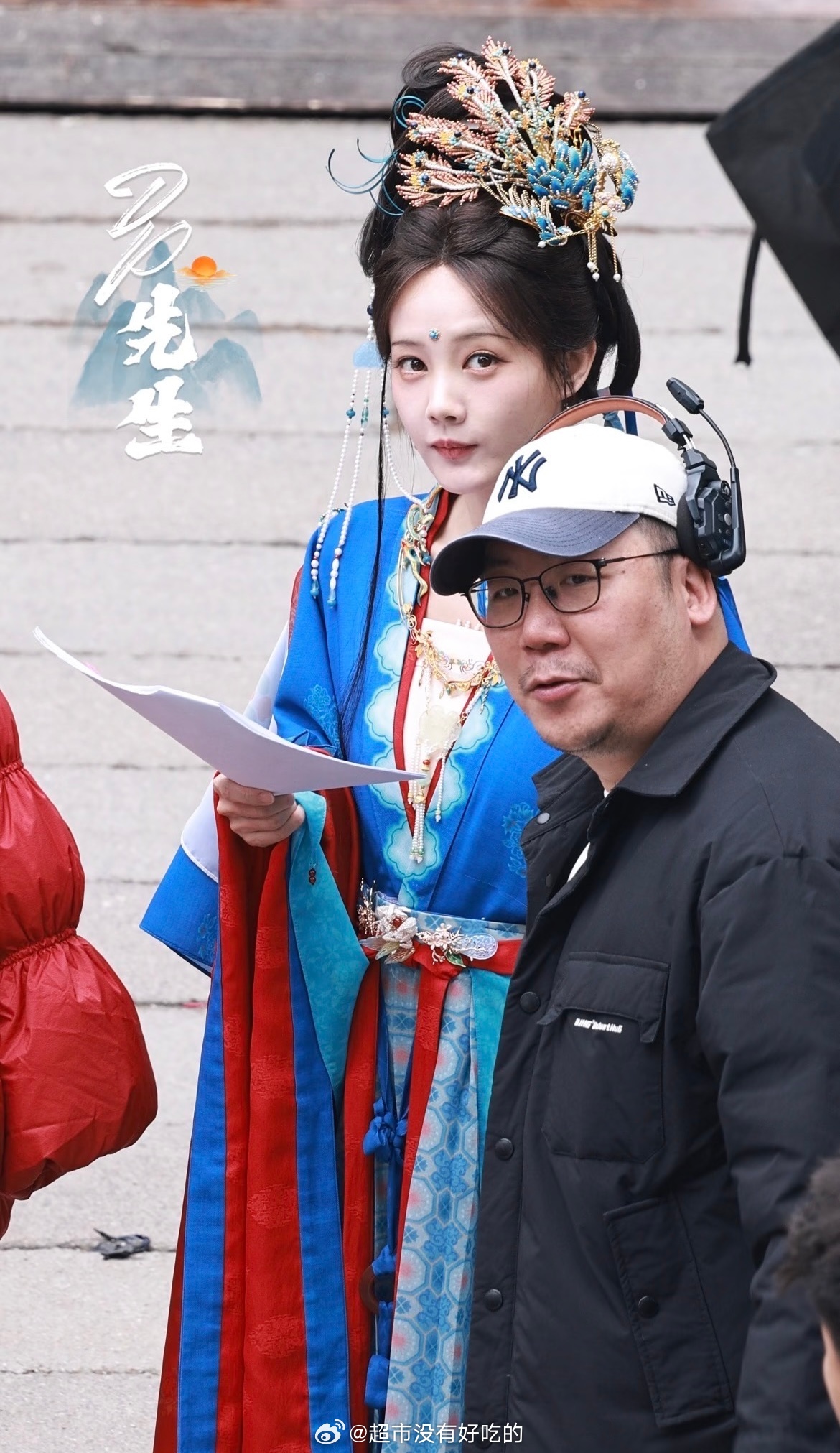 李一桐《金枝》今日路透生图片场还把导演的眼镜带上了哈哈😃陈雀儿太可爱了李一桐李