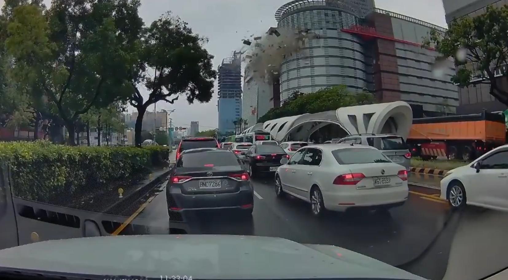 台湾一大楼美食街突发爆炸  天呐，看新闻说死伤者大部分是澳门来旅游的一家七口，真