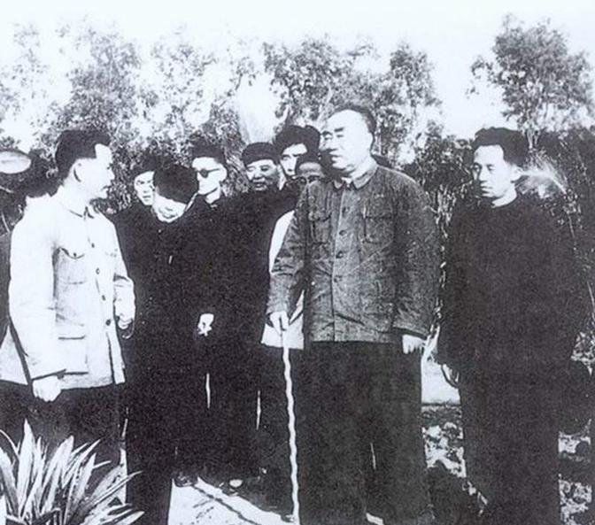 朱德是较早提出开发海南的人，他认为，蒋介石不可能反攻大陆，第三次世界大战可以防止