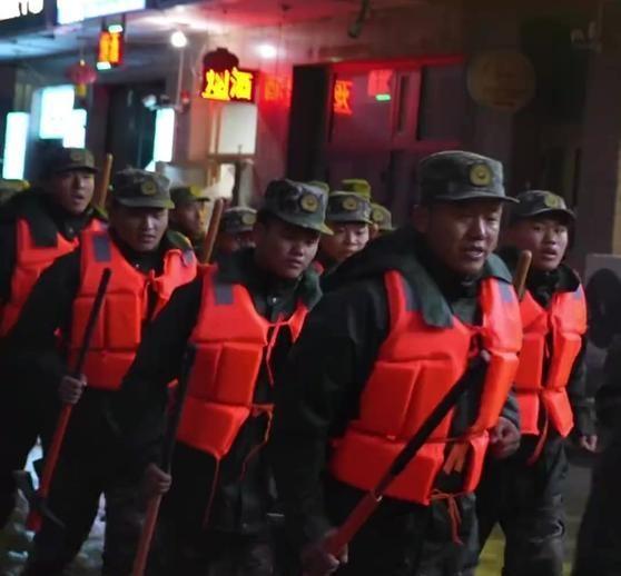 人民卫士超话《新疆和田强降雨引发内涝，武警官兵紧急驰援！救援现场》播放量：831
