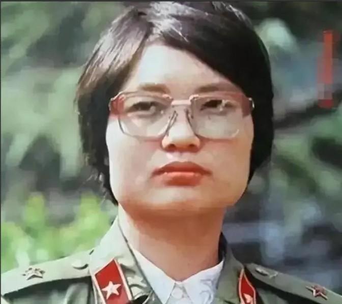1986年，一个美女医生被哨兵拦住，要求出示通行证，没想到，她直接掏出一颗手榴弹