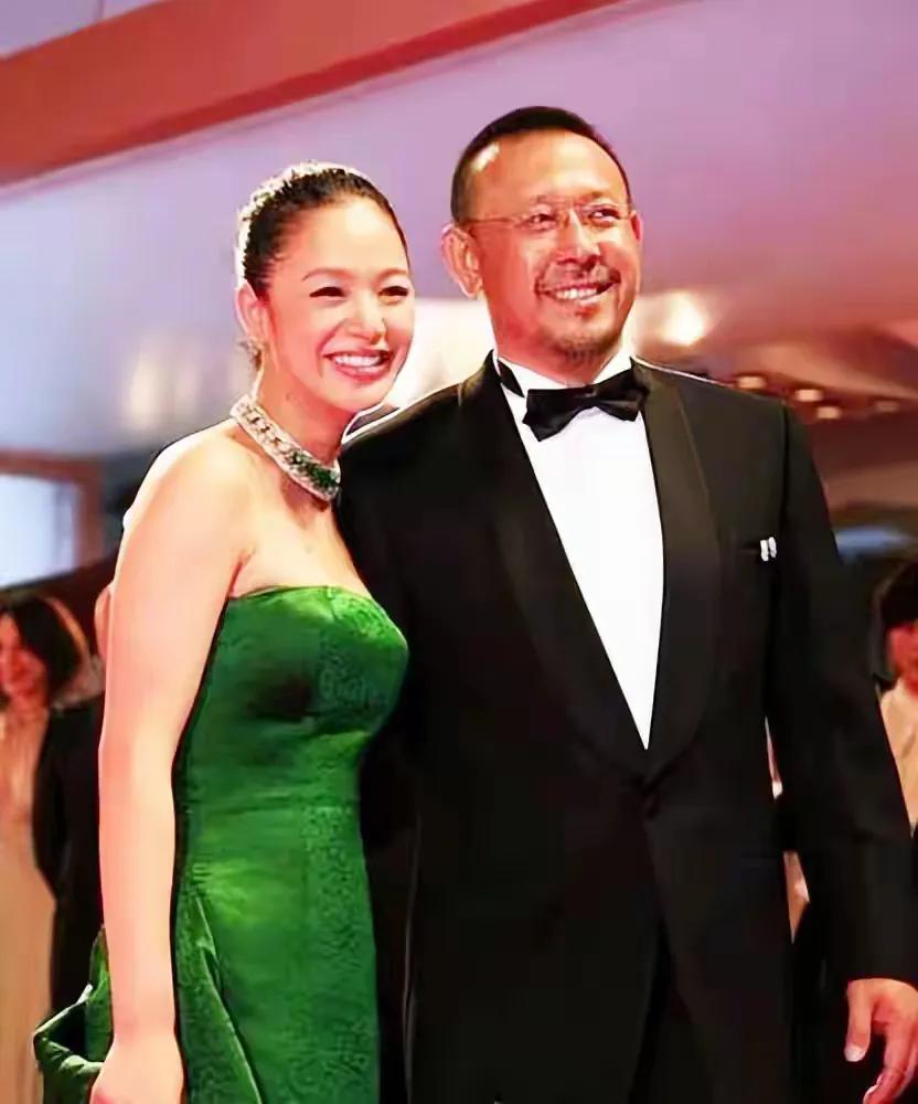 姜文为什么会在他的电影里，一再用细节来体现毛主席时代的精神，有人说是从一部电影开