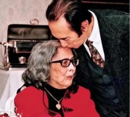 1957年，何鸿燊看着病床上的妻子黎婉华说：“你现在这个样子，我需要再娶一房！”