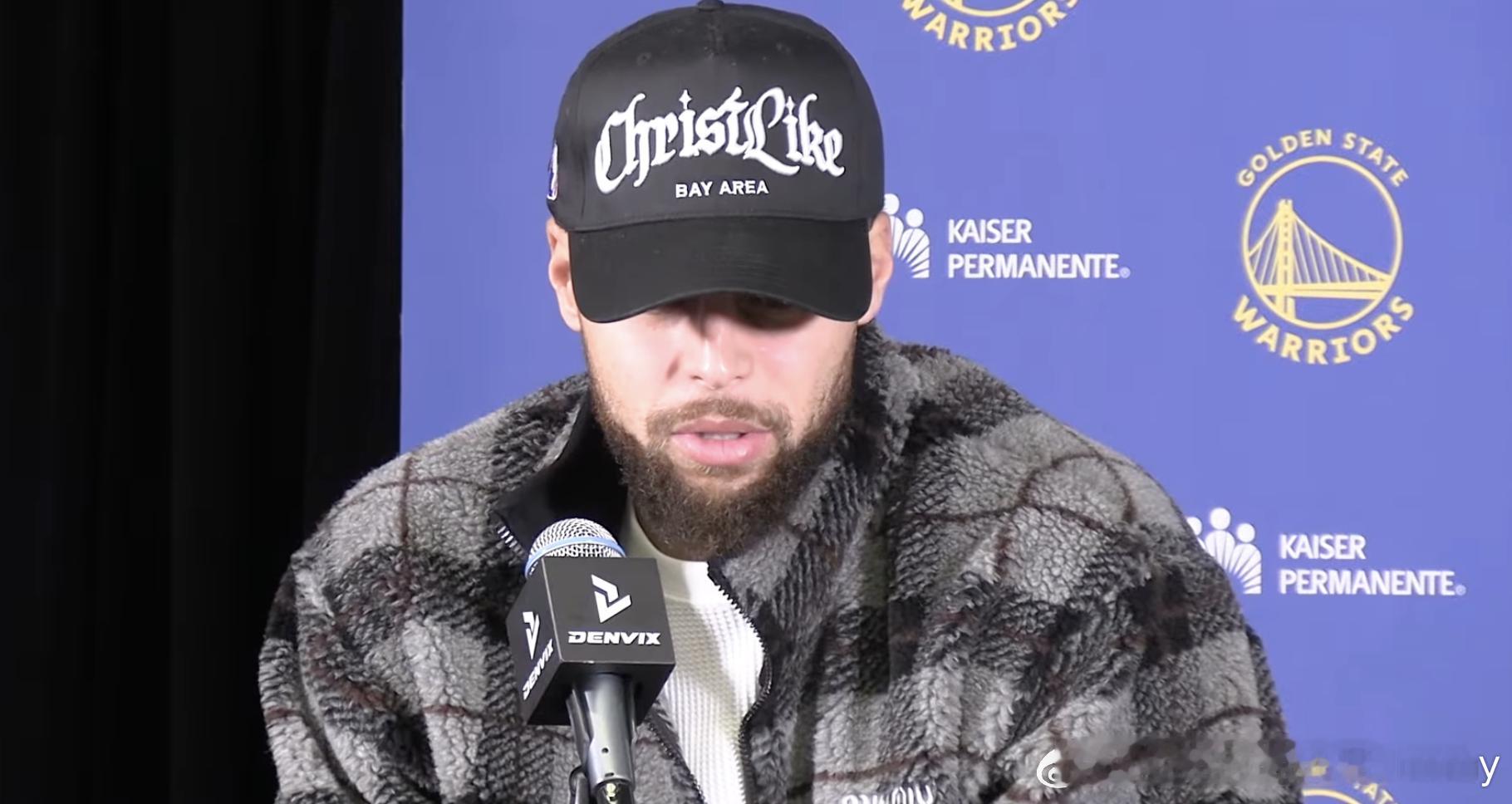 库里：一般如果是 50/50 的吹罚，裁判通常会让球先打完——球进了就继续比赛，