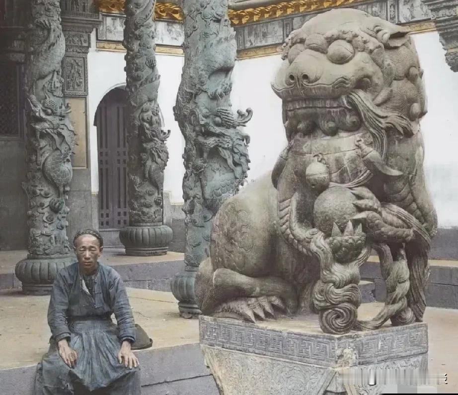 《时光镜像：清朝末年青年男子的生活与社会剪影》

末代青年

照片中的青年，身着