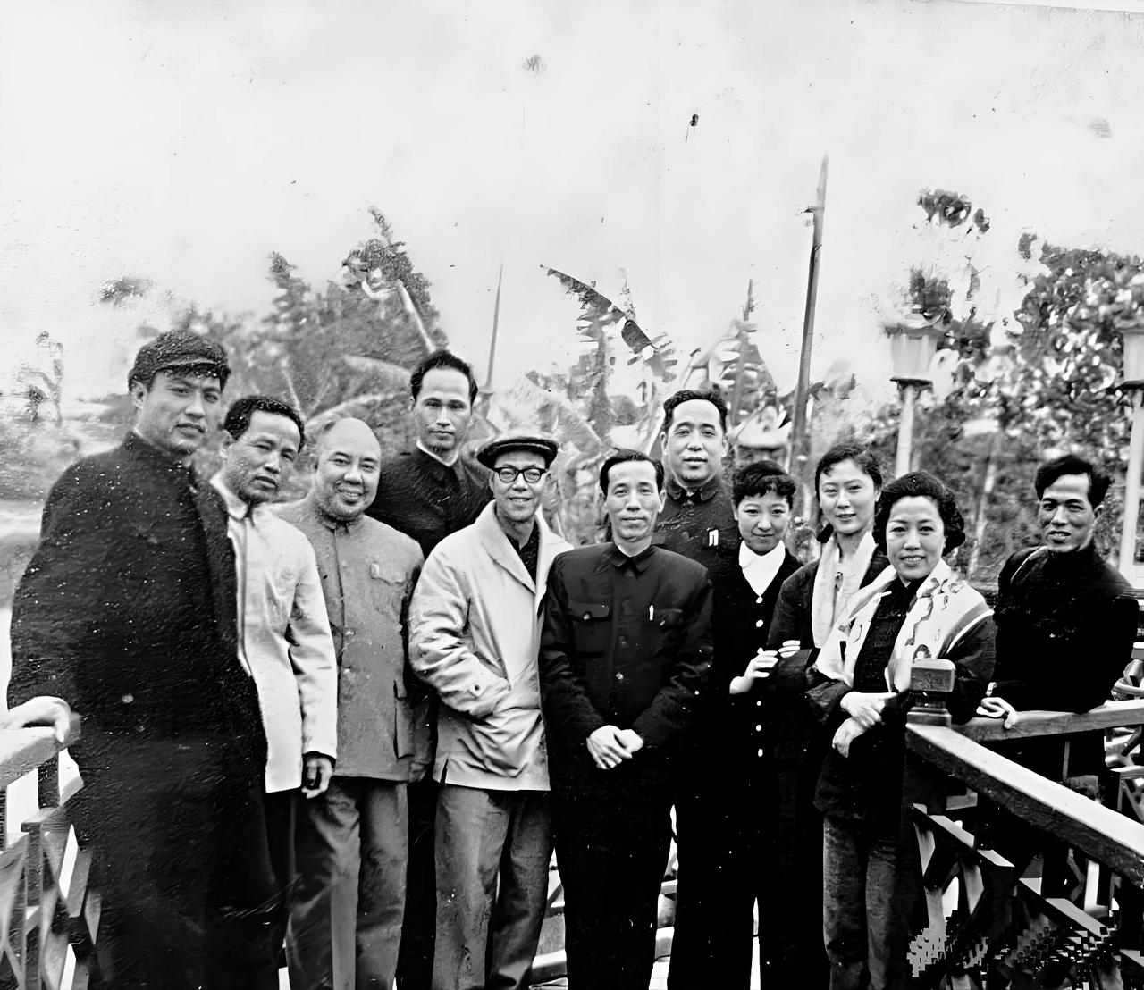 极为罕见的珍贵老照片！这是《红灯记》原班京剧名家南下演出时的合影。钱浩梁、袁世海