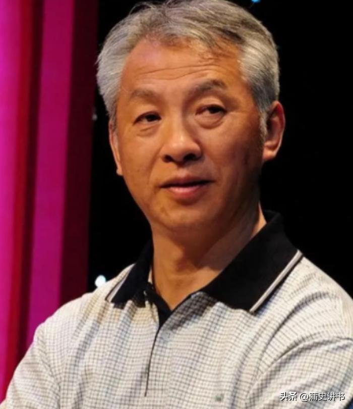 “你算什么专家？颠倒历史，假的文物被你说成真的！”鉴宝大师蔡国声摔了耳麦，怒气冲