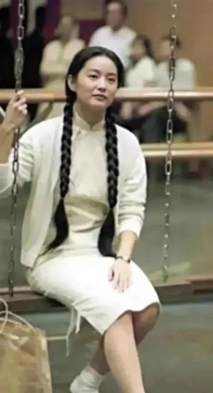 林青霞和巩俐两人麻花辫造型谁更漂亮，两人都是电影界的佼佼者，在电影方面都独树一帜