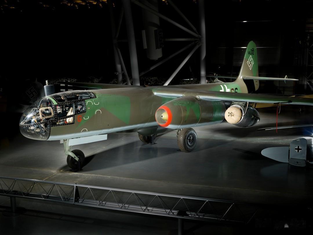 组图：美国国家航空航天博物馆展出“闪电”轰炸机
1944年5月5日，世界上第一架