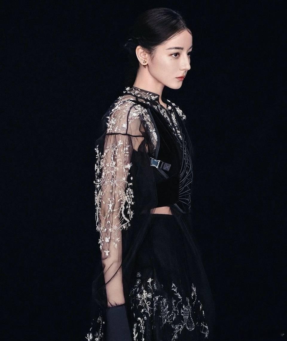 迪丽热巴黑色刺绣裙 迪丽热巴最新写真，身着一袭黑色半透视刺绣长裙，以她特有的高级