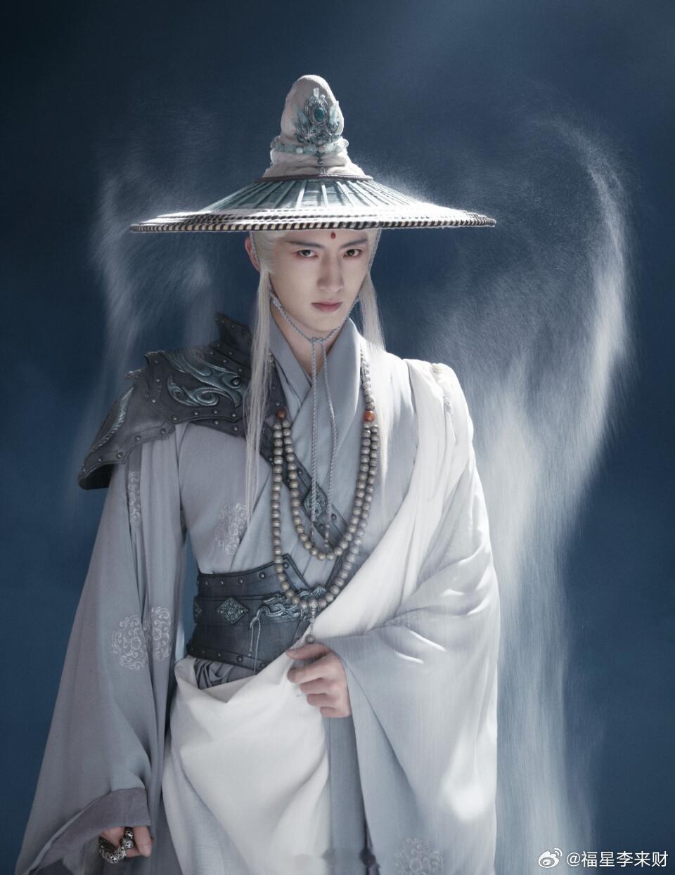 杨仕泽普珠打戏神镜头有了 循环一百遍都不够！杨仕泽饰演的普珠左手持珠右手持杖，从