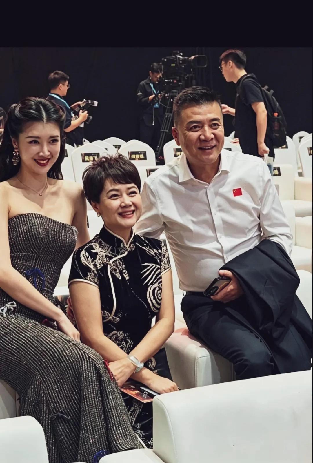 我天妈呀，这是谁家的三口人？颜值这么高？把我眼睛都看直了，尤其是女儿出落的亭亭玉