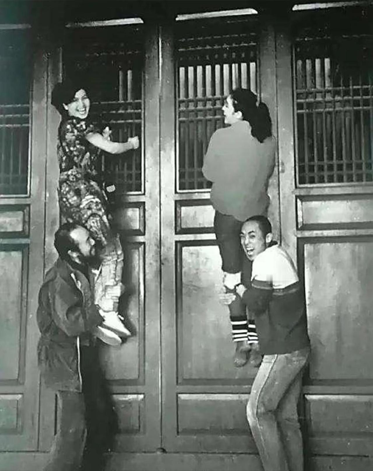 1988年，张艺谋带着巩俐来到了福州的一座寺庙。为了能让巩俐看得更清楚，张导抱着