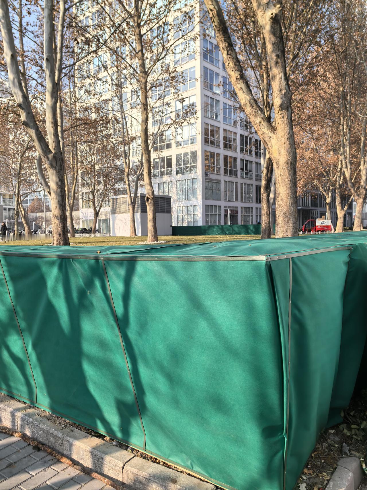 北京应该是北方城市中为绿化最下功夫的城市，就比如马路边种植的绿色灌木类植物，每到