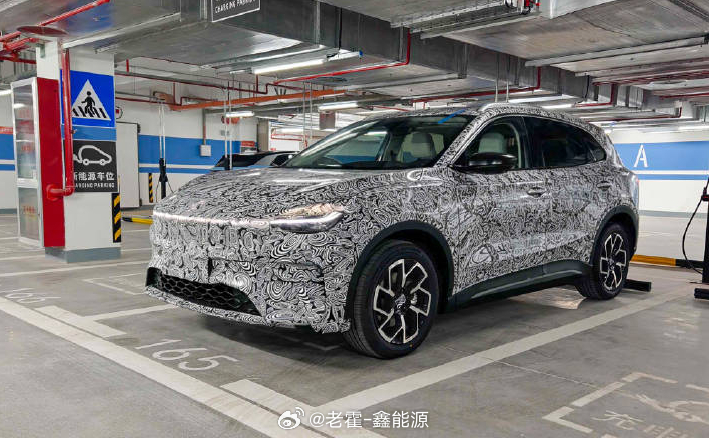 MG4要出SUV版本了！谍照已经出来了，通过外形可以看到，尺寸比MG4大，俨然大
