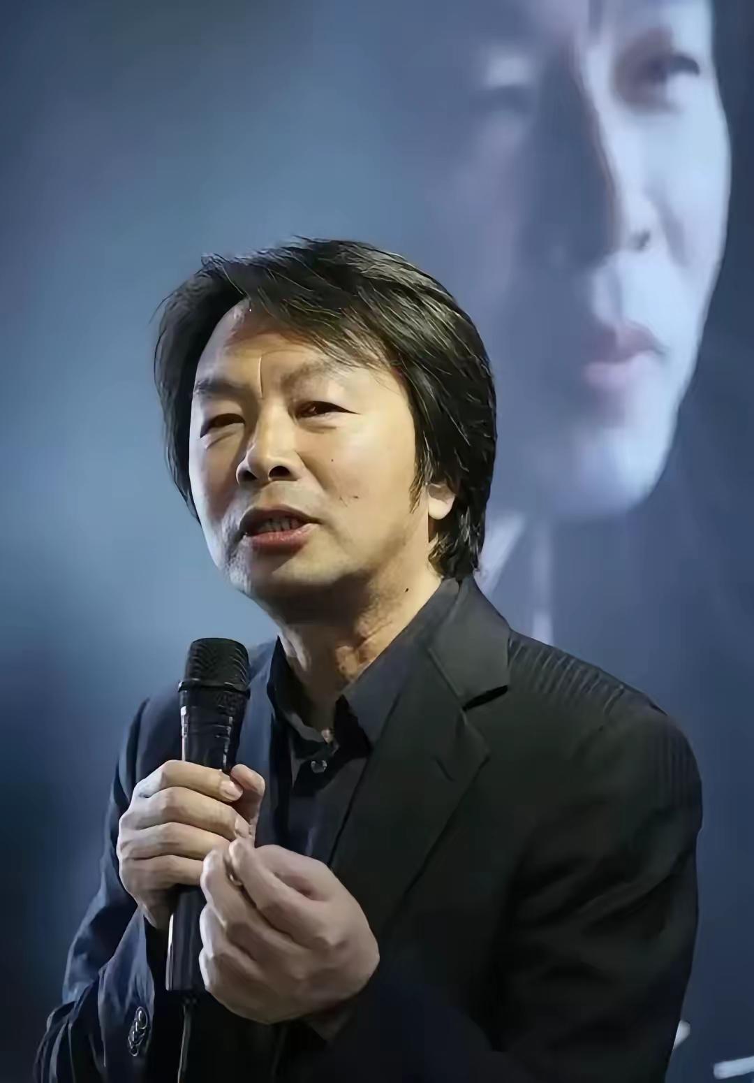 刘震云最有哲理的一段话："牌友只会催你打牌，球友只会约你打球，网友只会找你闲聊，