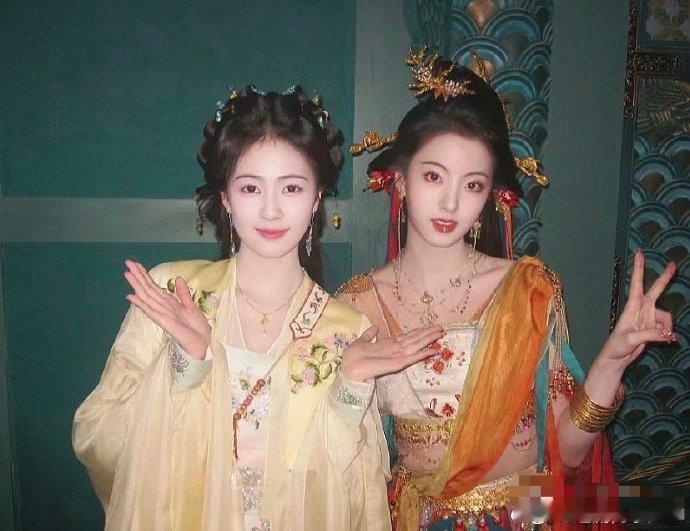 这剧完全不压女配了 ，只要女配长得一般，就敢放心大胆的和他们合照 