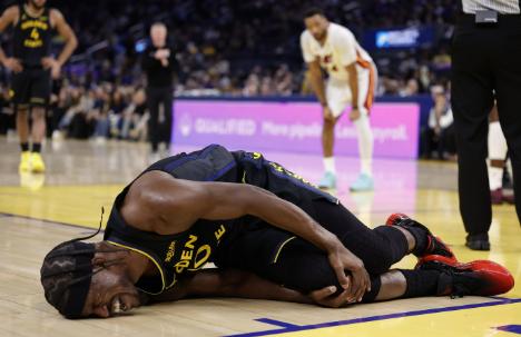 勇士狂胜热火却藏惊魂一幕！巴特勒右膝受伤被架走，离场时竟咧嘴笑？这操作太抓马了！