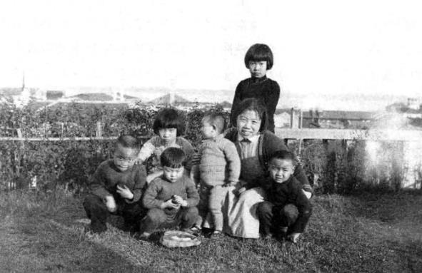 邓颖超同工作人员的孩子们在一起