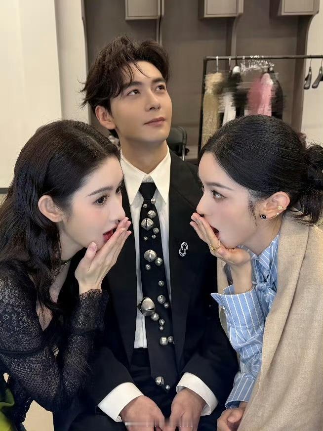 陈星旭像奶了两个孩子 王玉雯周也隔着陈星旭热聊，这颜值太养眼了 