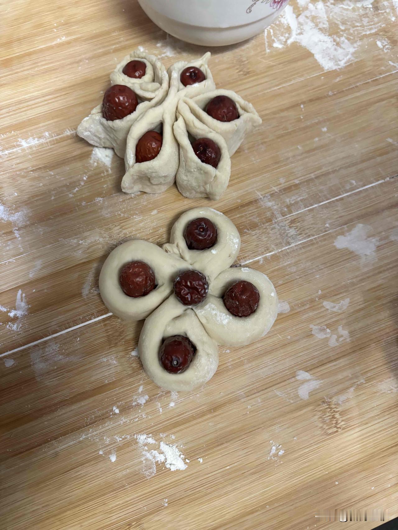 跟着手机学做的枣花馍，面发的不怎么好，不管怎么样，总算做熟了。蒸手工馍 蒸枣馍