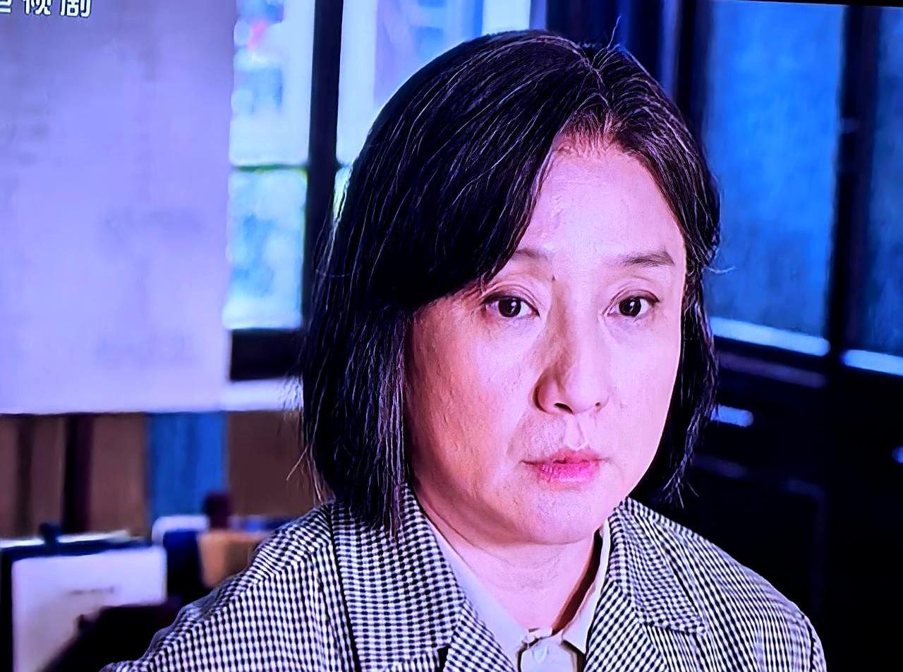 为了活命，亲生女儿当众撕碎了全家福。
 
方穆静是个天才。动荡岁月里，为了保住科