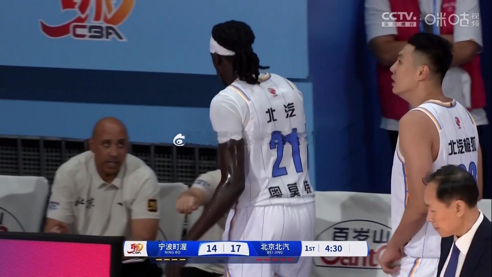 【🤦🏻‍♂️】昨晚的比赛中出现了一个小插曲，北汽外援奥莫特因穿错球衣，在仅出