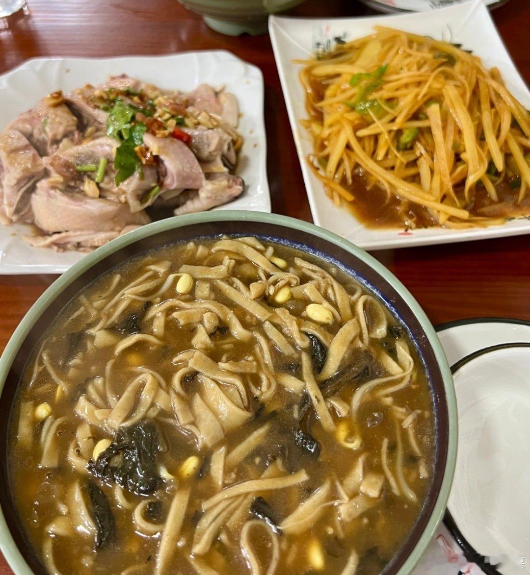 这个豆杂面绝绝子，非常老派的家里手擀面的味道 