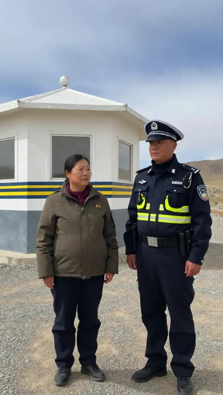 在雪域高原执勤，几乎每一步都充满了危险，除了工作性质的特殊，自然环境实在是太恶劣
