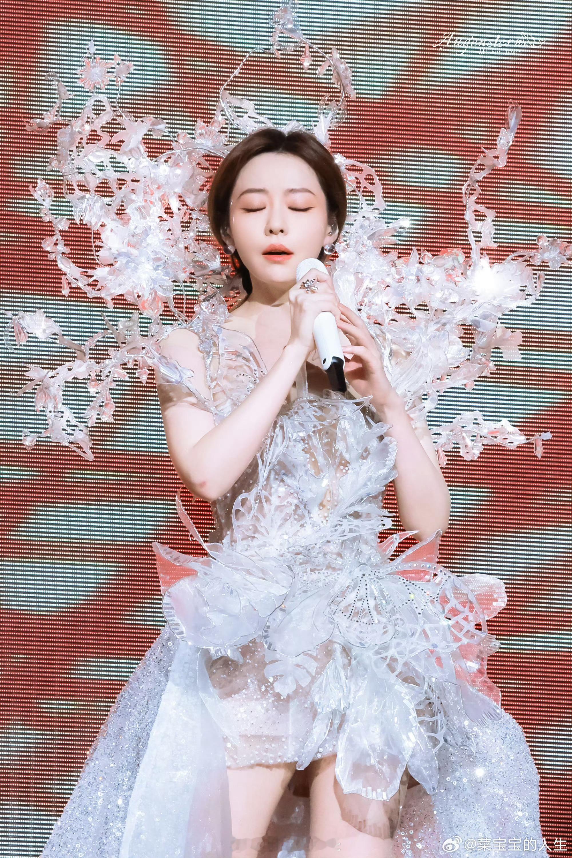 张靓颖说录春晚感到很温暖十二年两轮马年，赴一场江畔之约。从甲午到丙午，带着初心回