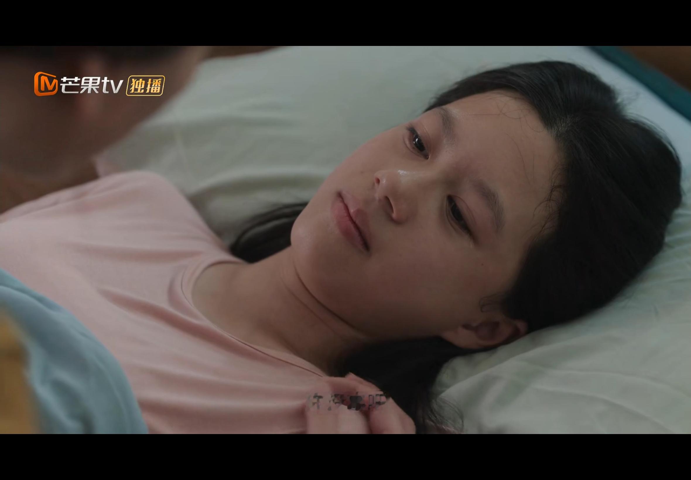 我开始看野狗骨头了苗靖小时候这个小演员选得太好了，真的好像张婧仪 