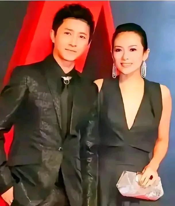 感觉章子怡应该是一个很会挑剔的人，选择总会与众不同，这位有幸与她合影的帅哥，估计