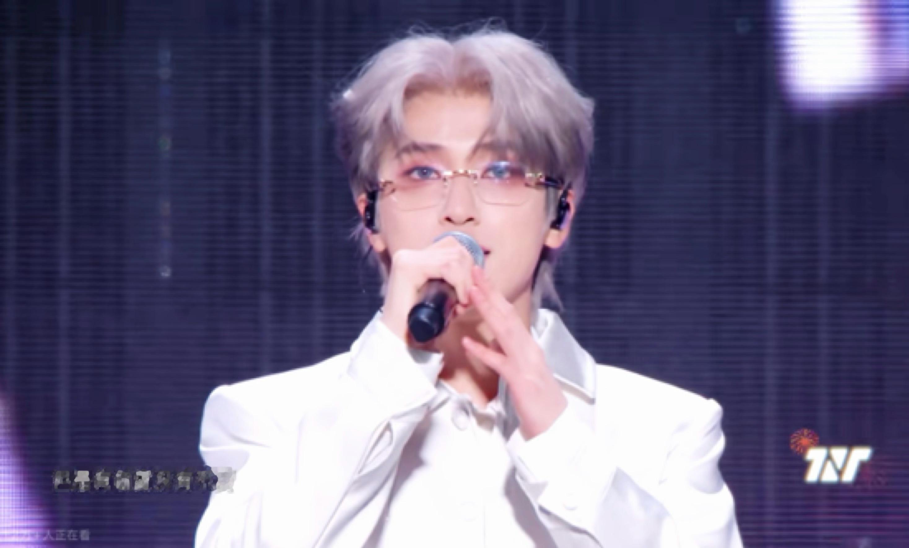 谁能不爱白发眼镜男，我钟爱的daddy…严浩翔daddy级别