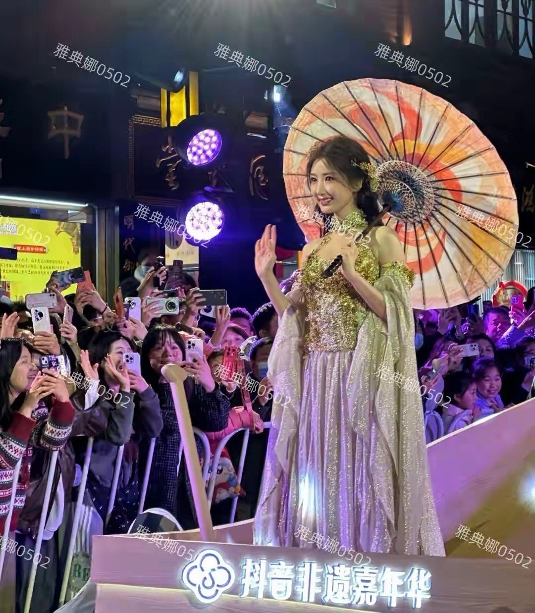 毛晓彤的美貌被低估了，她今天现身福州扮花车女神，本人好美好甜 