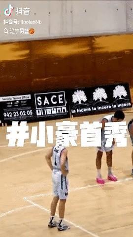 队友不扶，比摔倒更疼。

镜头里，张峻豪被顶飞，地板擦出两米远，身边球衣擦肩而过