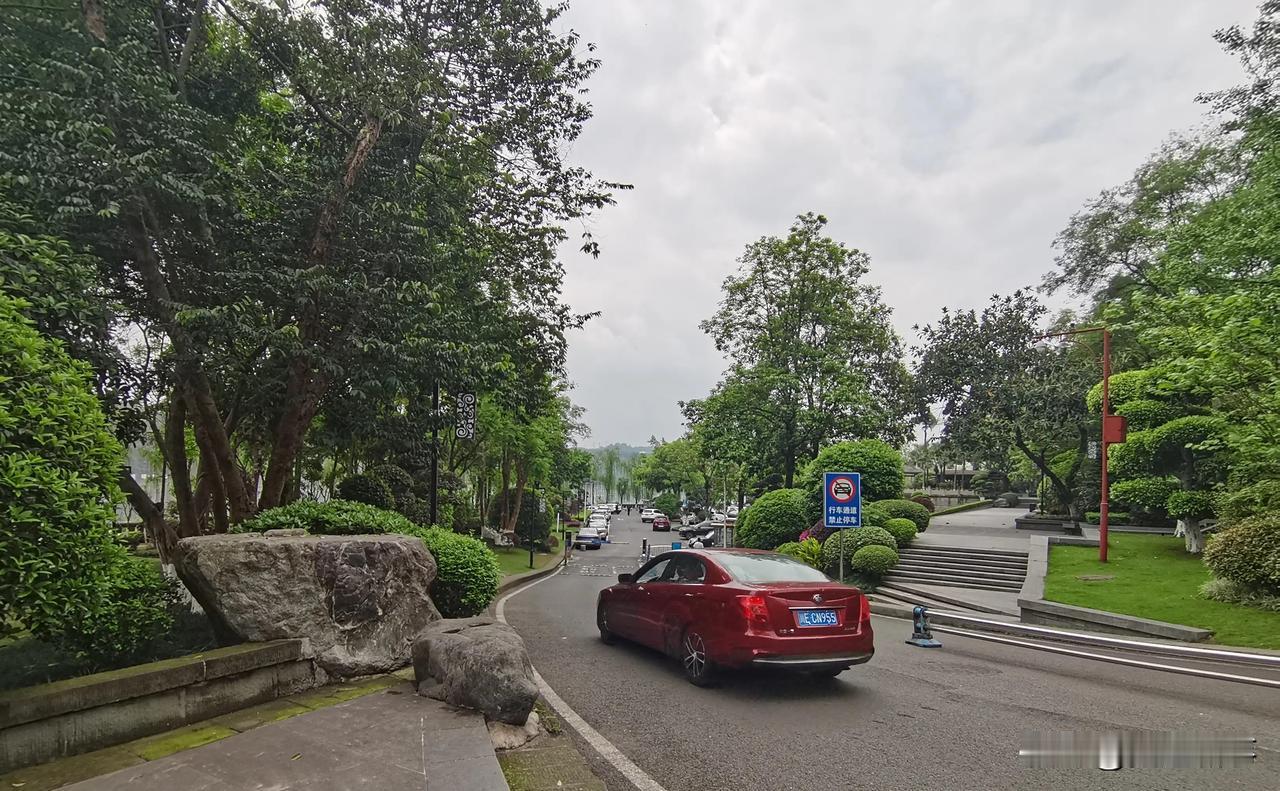 对于四川的部分城市基础设施建设，不得不说在西部省份还是比较领先。
例如川南的宜宾