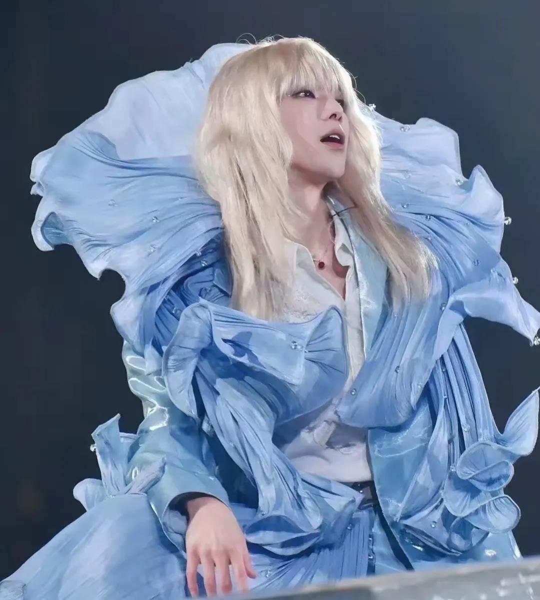 建议内娱封杀华晨宇，女性化的造型，加上“做法”一般的表演和演唱，真的是毁了多少人
