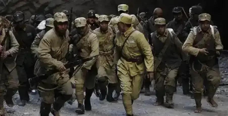 川军144师代师长张昌德率部投日，反对的团长黄克烈被强行裹挟。在投敌仪式上，黄克