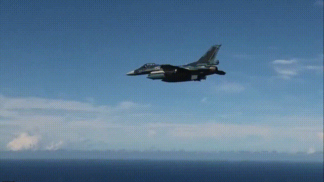 日本航空自卫队F-2A战机在“英勇盾牌”演习期间使用ASM-2反舰导弹对靶舰进行