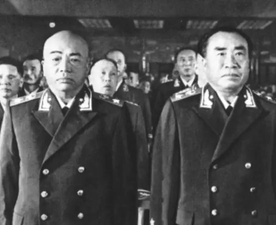 1955 年，毛主席的 “真老乡” 独臂将军彭绍辉又跟彭德怀吵了起来，叶剑英笑着