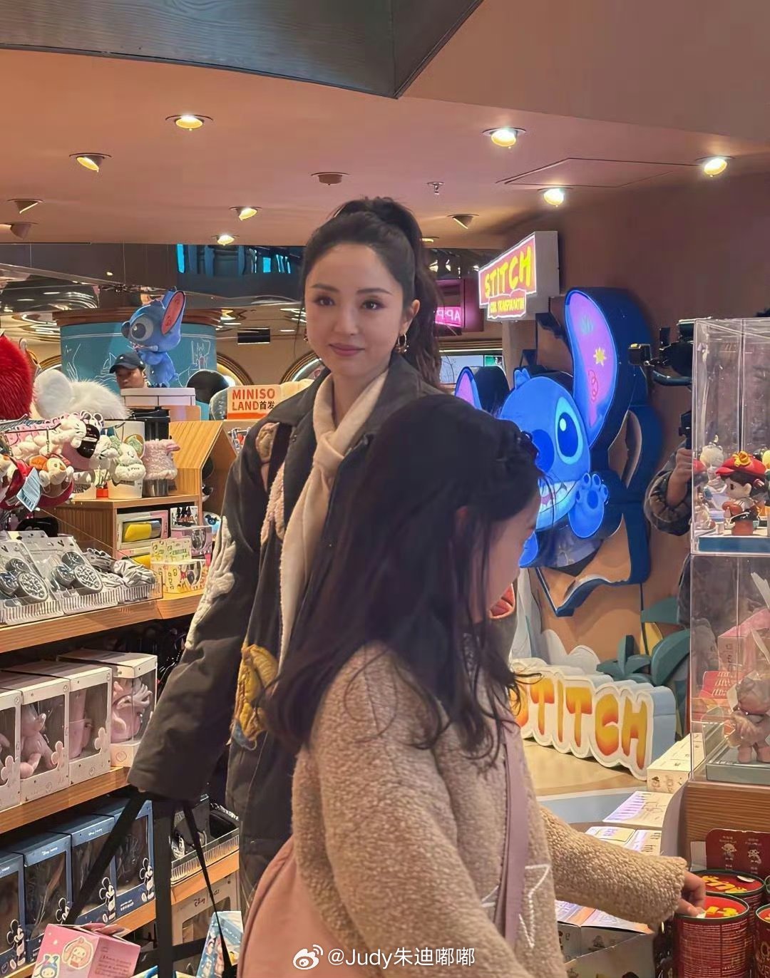 其实我真觉得有颜有钱有女儿，是可以不用再婚的。 