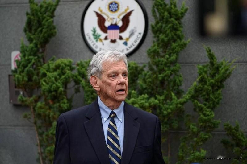 特朗普宣布，将提名律师约翰·库勒为美国白俄罗斯问题特使。
 
特朗普表示，库勒是