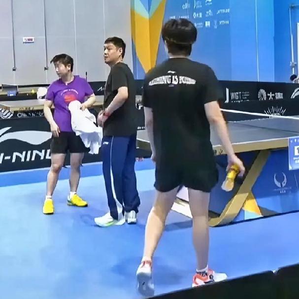 佳佳：莎莎，你家又装修了？
莎莎：没有吧，没人跟我说呀！
佳佳：呀，着急了，没看