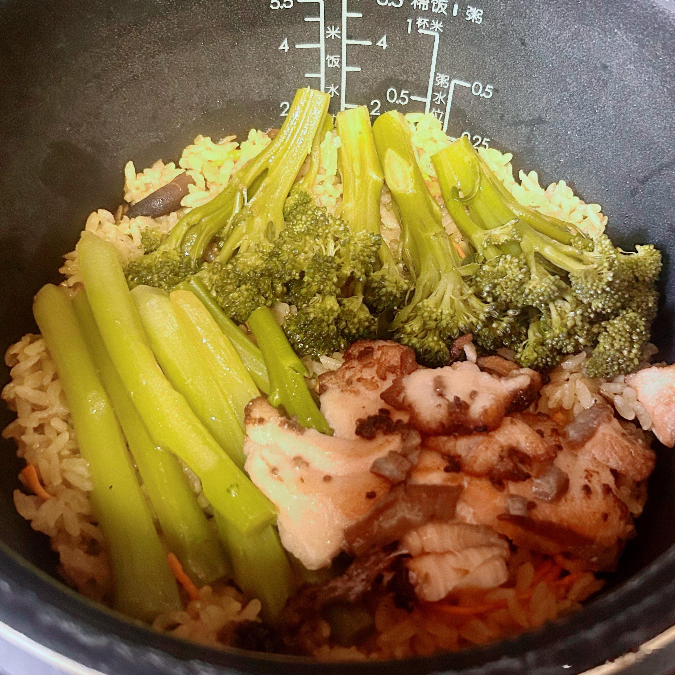 美味的菌菇三文鱼焖饭！二十五不到搞定中饭晚饭！而且很满足！！！！就是西兰苔放太早