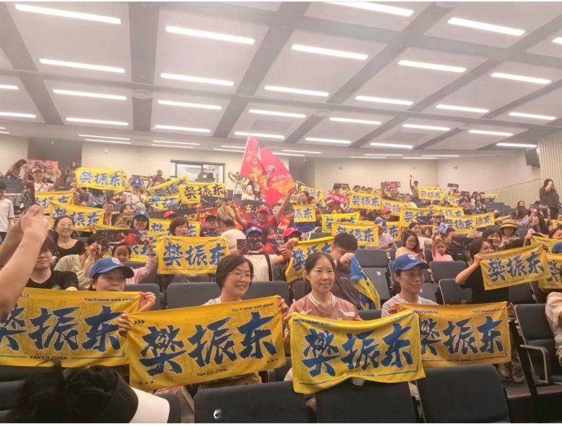 这也太震撼了……独属于樊振东都排面繁星球迷们在电影院观看咚咚的德国杯比赛主演/导